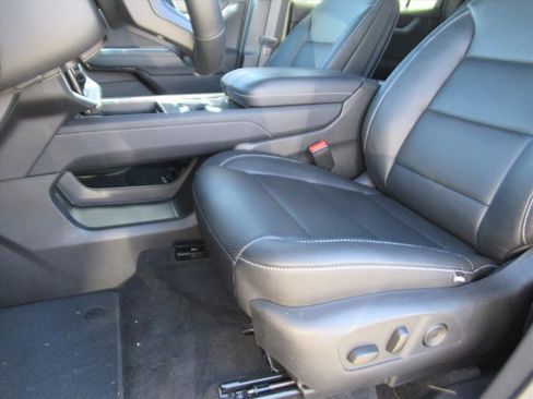 Used 2025 GMC Acadia Elevation image 15