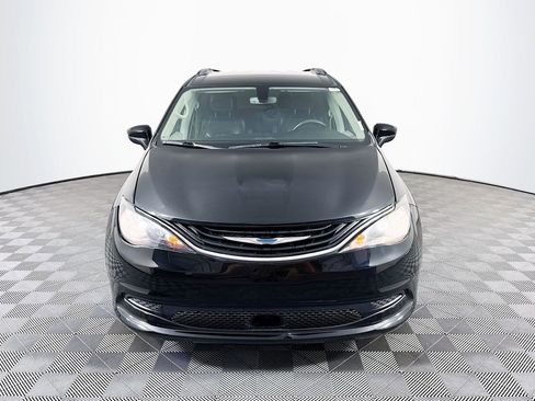 Used 2021 Chrysler Voyager Lxi image 2