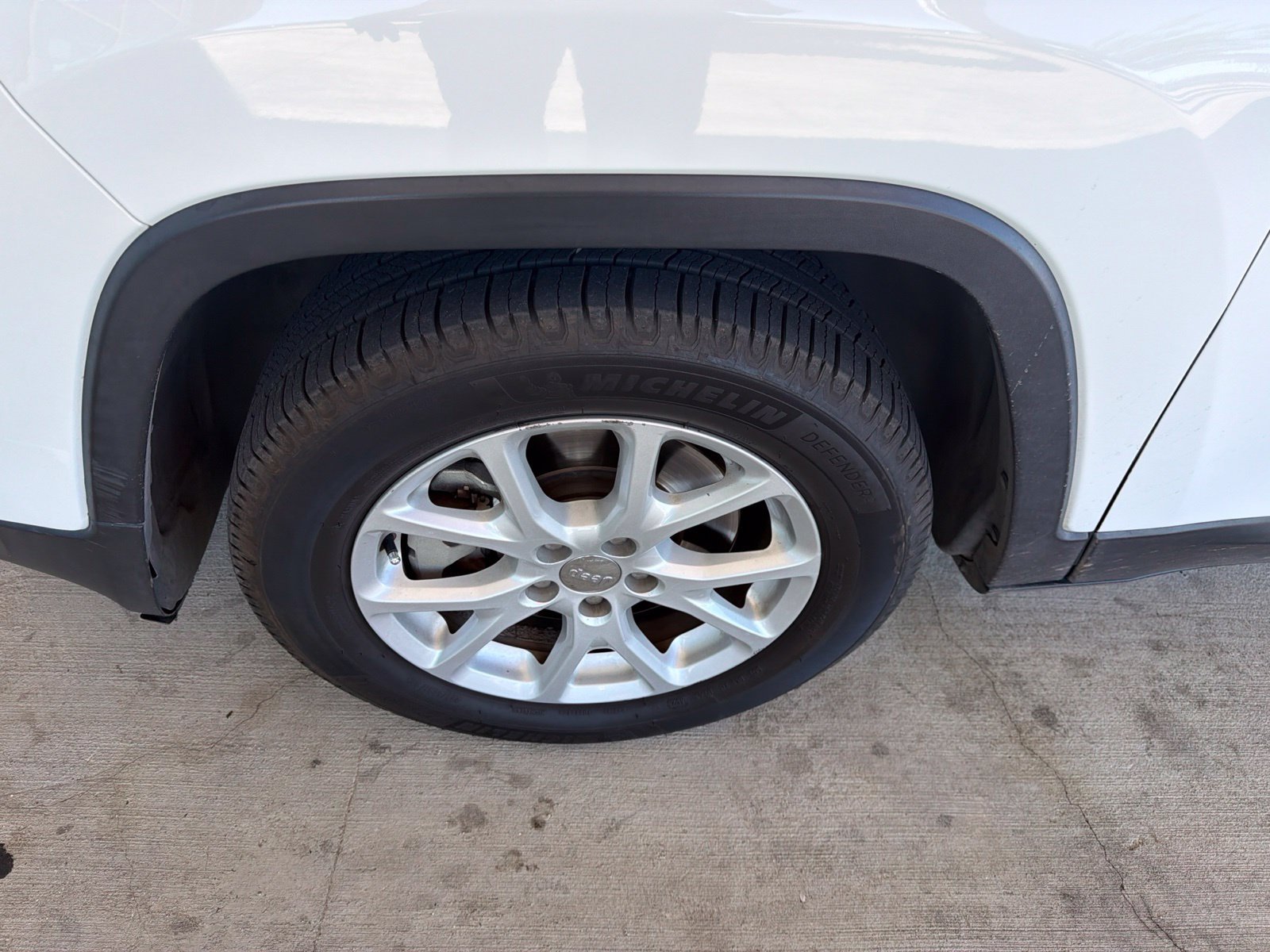 Used 2016 Jeep Cherokee Latitude w/ Safety/Convenience Group FWD image 2