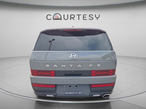 Used 2025 Hyundai Santa Fe SE FWD image 4