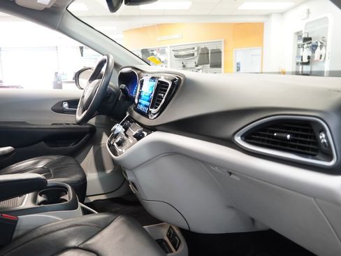 Used 2017 Chrysler Pacifica Touring-L Plus image 29