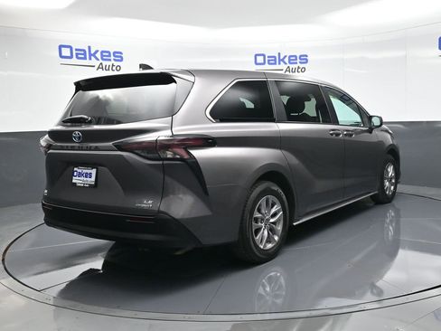 Used 2024 Toyota Sienna LE image 8