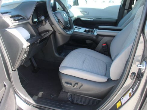 Certified 2025 Toyota Sienna LE w/ LE Plus Package FWD image 11