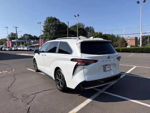 Used 2025 Toyota Sienna Platinum AWD/4WD image 3