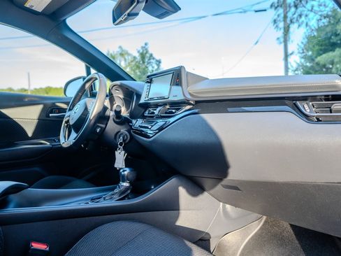 Used 2018 Toyota C-HR XLE FWD image 31