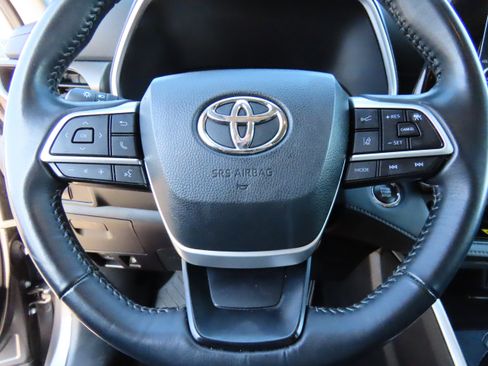Used 2023 Toyota Highlander XLE image 31