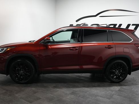 Used 2019 Toyota Highlander SE AWD/4WD image 3