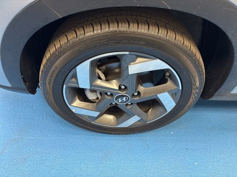 Used 2025 Hyundai Venue SEL image 16