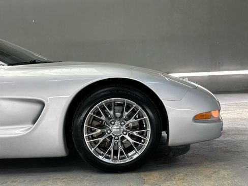 Used 2002 Chevrolet Corvette Coupe RWD image 11