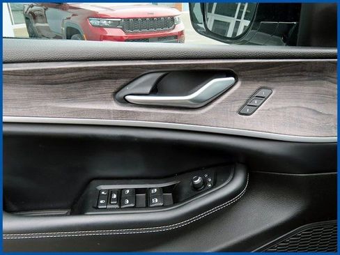 Used 2023 Jeep Grand Cherokee Limited image 13