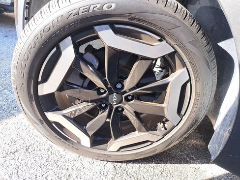 Used 2024 Kia Telluride EX w/ EX Captain's Chair Package image 2