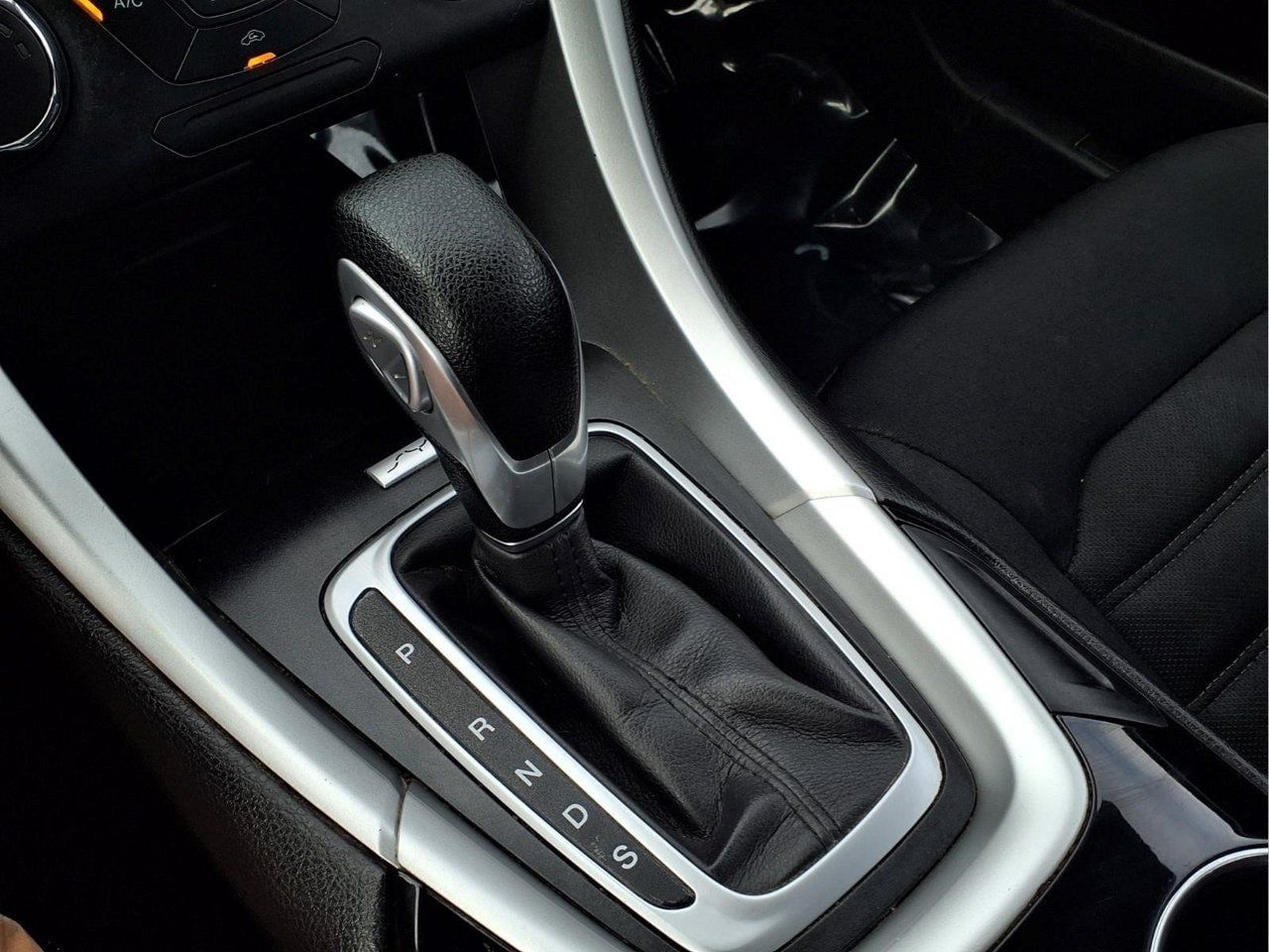 Used 2015 Ford Fusion SE FWD image 18