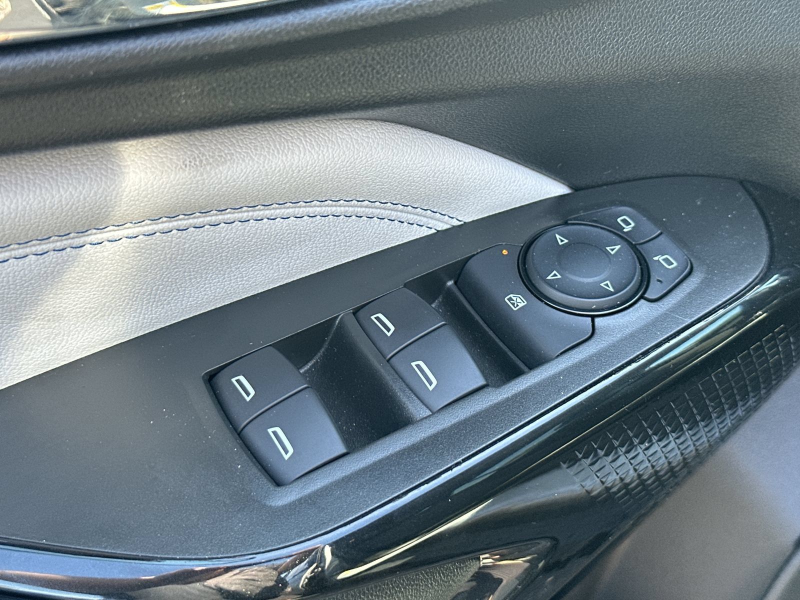 Used 2025 Chevrolet Trax LT w/ LT Convenience Package FWD image 15