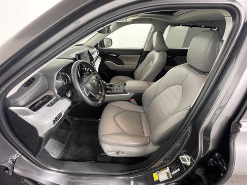 Used 2023 Toyota Highlander XLE AWD/4WD image 9