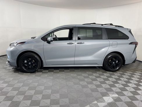 Used 2025 Toyota Sienna XLE Woodland Edition image 2