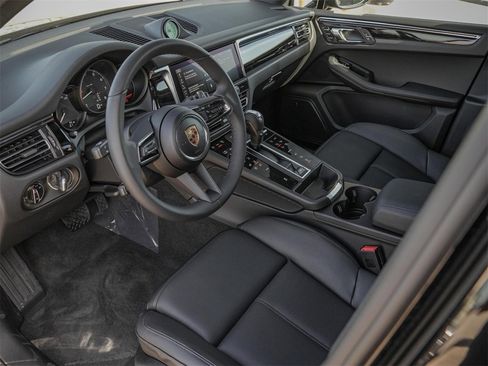Certified 2025 Porsche Macan image 4