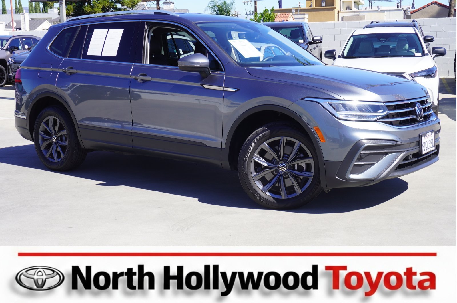 Used 2022 Volkswagen Tiguan SE FWD image 1