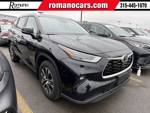 Used 2023 Toyota Highlander XLE AWD/4WD image 1