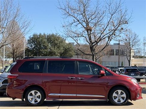 Used 2019 Toyota Sienna LE image 3