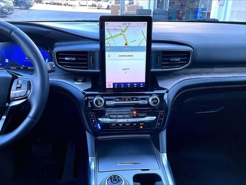 Used 2022 Ford Explorer Platinum w/ Equipment Group 601A image 6