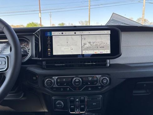 New 2025 Jeep Gladiator Sport image 17