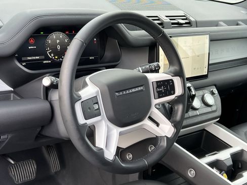 Used 2025 Land Rover Defender 110 S image 14