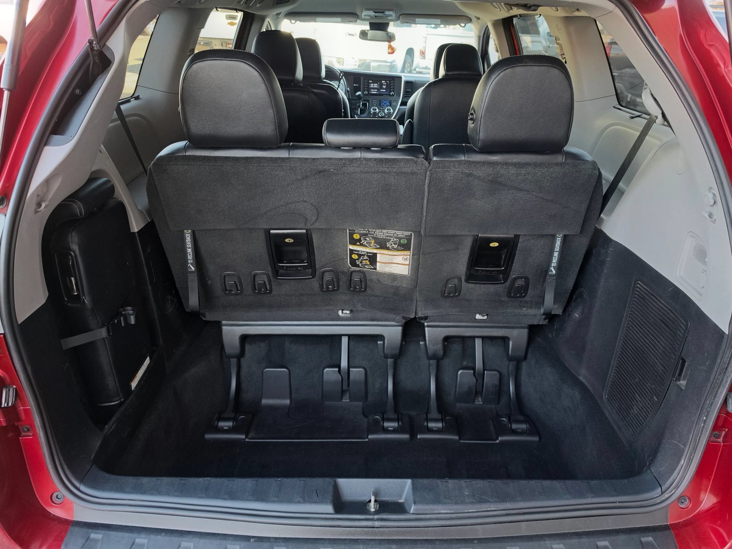 Used 2018 Toyota Sienna SE FWD image 19