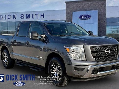Used 2024 Nissan Titan SV w/ SV Convenience Package RWD image 3