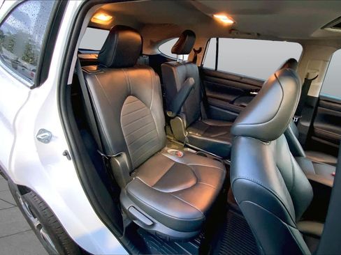 Used 2023 Toyota Highlander XLE FWD image 17