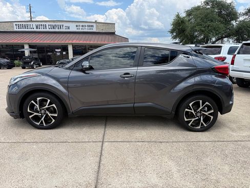 Used 2021 Toyota C-HR XLE FWD image 4