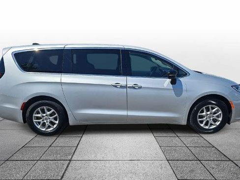 Used 2024 Chrysler Pacifica Touring-L FWD image 4