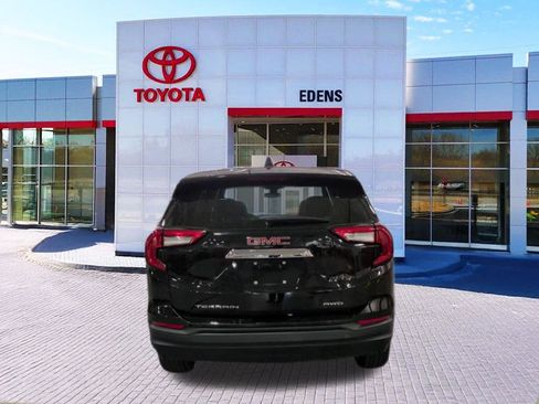 Used 2024 GMC Terrain SLE image 4