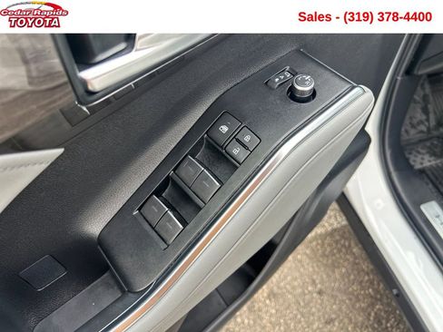 Used 2023 Toyota Highlander Limited image 12