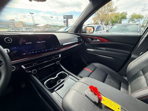 Used 2024 Chevrolet Traverse RS AWD/4WD image 19