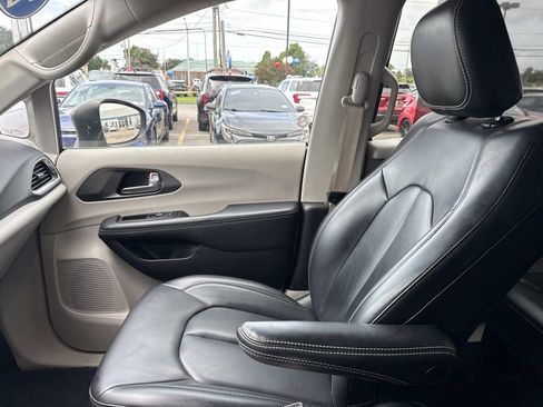 Used 2023 Chrysler Pacifica Touring-L FWD image 16