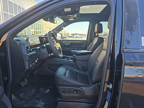 Used 2025 Chevrolet Suburban Z71 image 7