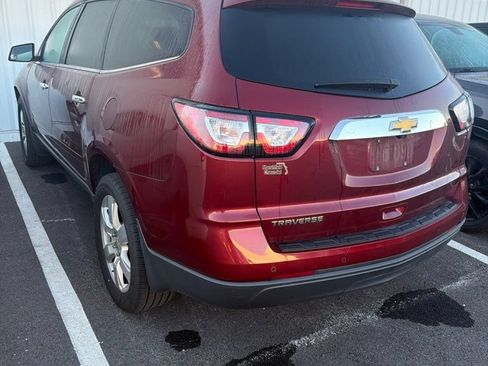 Used 2017 Chevrolet Traverse LT w/ Style and Technology Package FWD image 4
