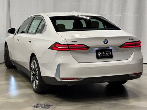 Used 2026 BMW 530i xDrive w/ Premium Package AWD/4WD image 4