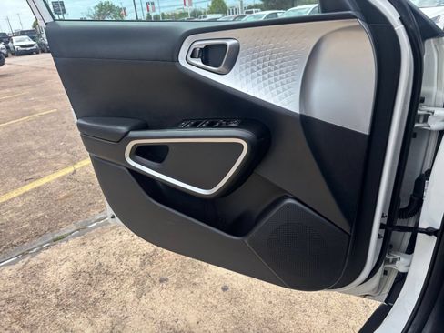 Used 2025 Kia Soul LX w/ LX Technology Package FWD image 18