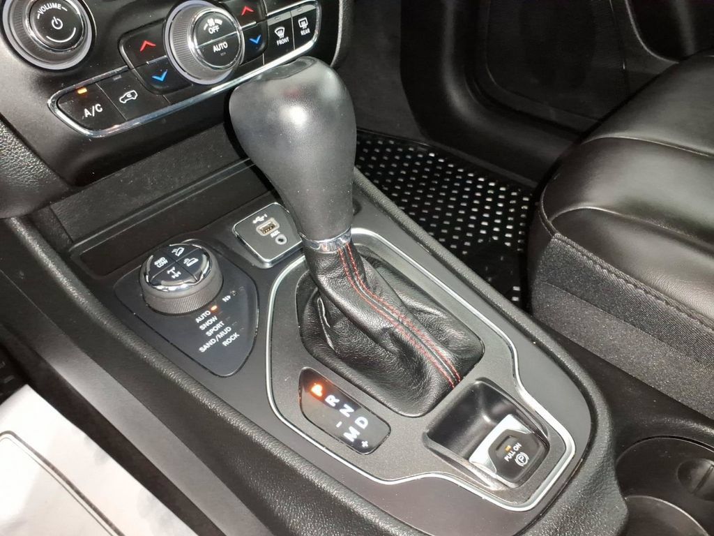 Used 2022 Jeep Cherokee Trailhawk w/ Comfort/Convenience Group AWD/4WD image 24
