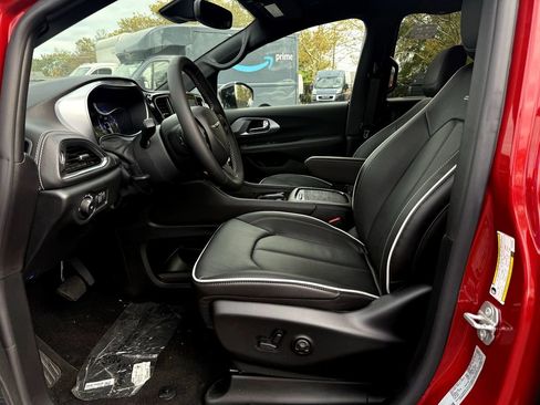 New 2026 Chrysler Pacifica Limited w/ Uconnect Theater Family Group image 12