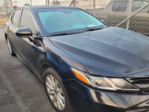 Used 2020 Toyota Camry LE image 8