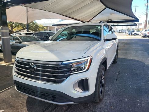 Used 2025 Volkswagen Atlas SE image 1