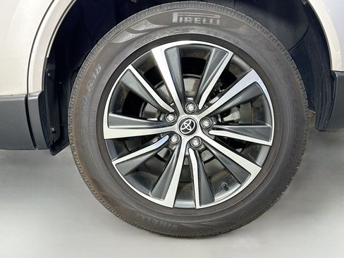 Used 2024 Toyota Venza LE AWD/4WD image 29