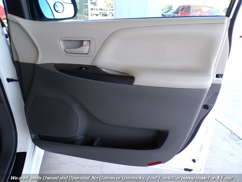 Used 2017 Toyota Sienna L FWD image 28