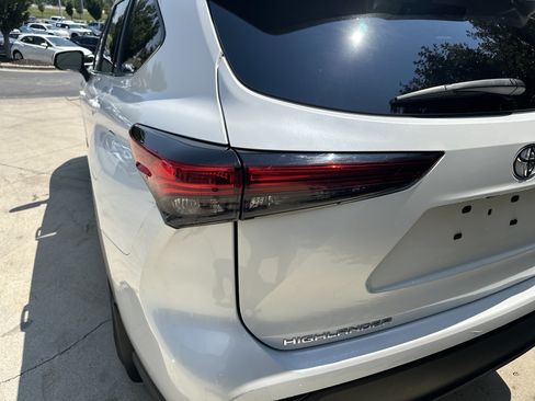 Used 2023 Toyota Highlander XLE AWD/4WD image 12