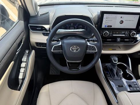 Used 2025 Toyota Highlander Limited FWD image 26