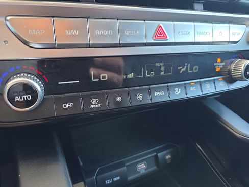 Certified 2025 Kia Telluride LX image 16