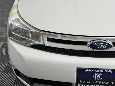 Used 2010 Ford Focus SE FWD image 3