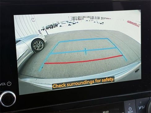 Used 2024 Toyota Highlander LE image 17